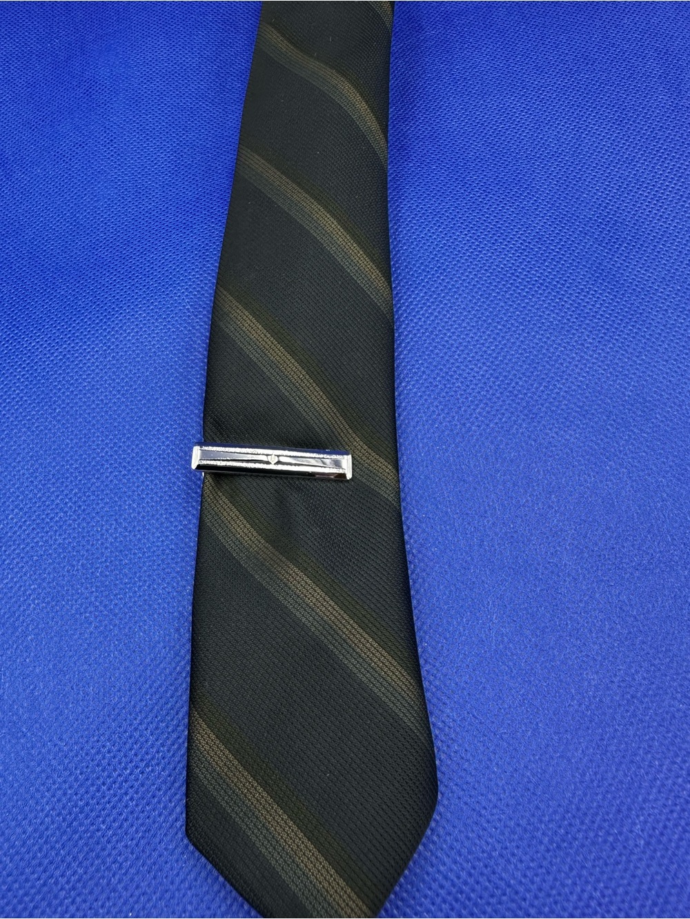Hickok USA Silver Tone Tie Bar Clip w/Geometric Grooved Line Design - MbTSGr3